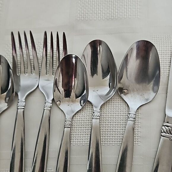 Onieda 8 Pieces Stainless Steel Everyday Flatware Set 18/10 Silver - Picture 16 of 16
